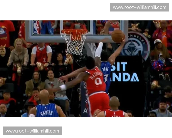 快船邓恩被肘击头部返回更衣室 球员健康状况仍需密切关注